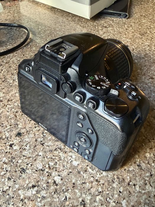 Продам фотокамеру Nikon D3500