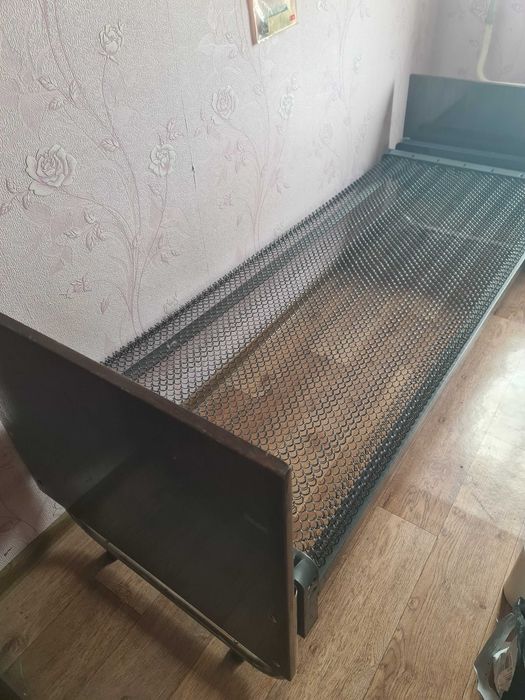 Продаются две койки на панцерной сетке с деревяными спинками .