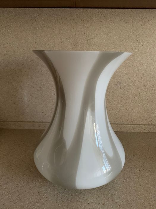 Ваза стеклянная, белая .