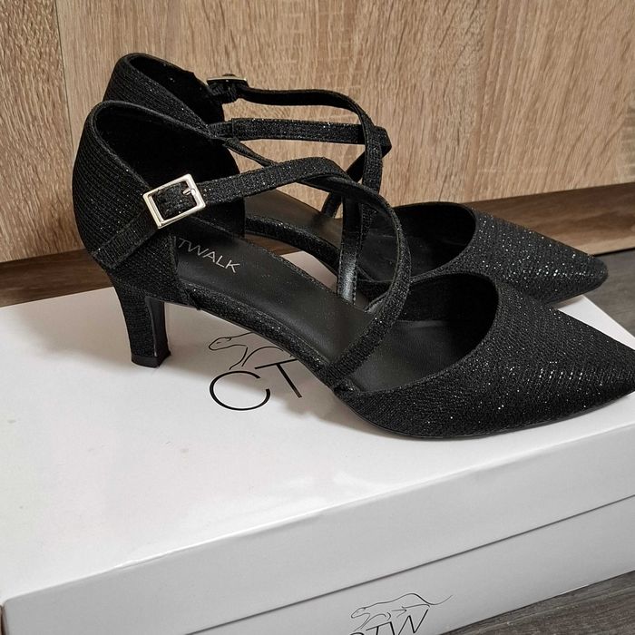 Официални обувки с лек бляскав ефект.