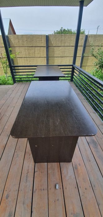 Стол. Тумбочка витрина.