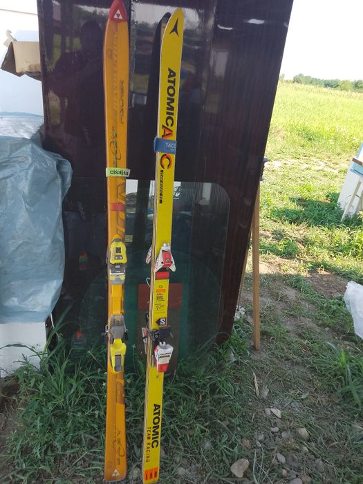 Vând schiuri puțin folosite