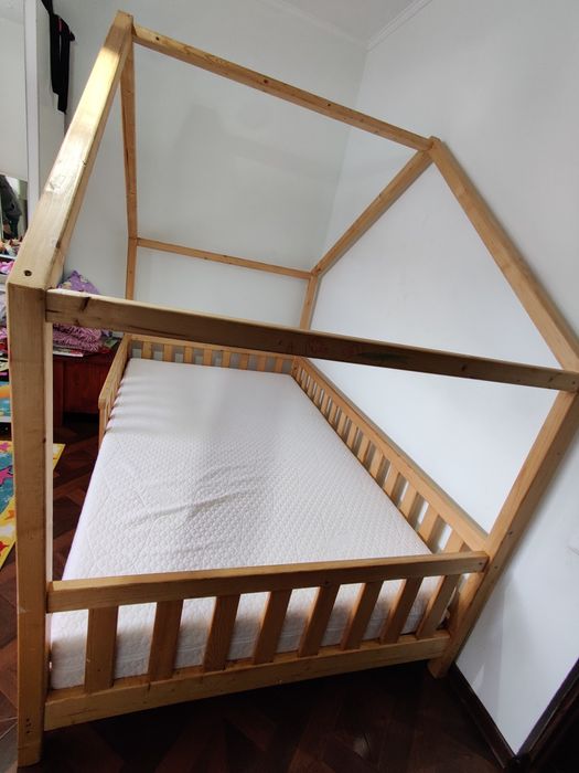 Pat tip căsuță 200x120 cu saltea