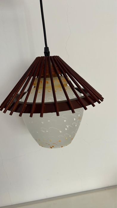 Люстра белая с деревянным декором