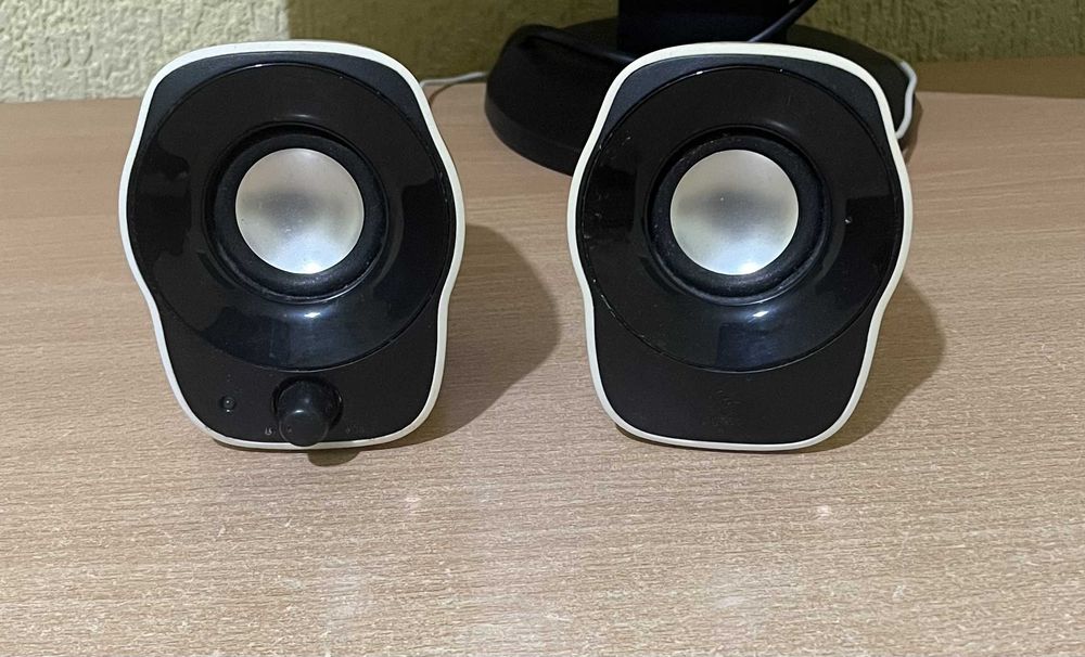 Монитор Samsung, тонколони Logitech, камера и клавиатура