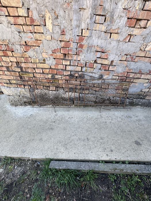 Дървена врата с каса, метална решетка