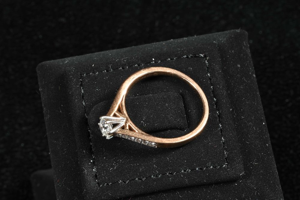 Златен Пръстен 750 (18к) с 13 диаманта, централен 0.30 кт F/G VS2, 54