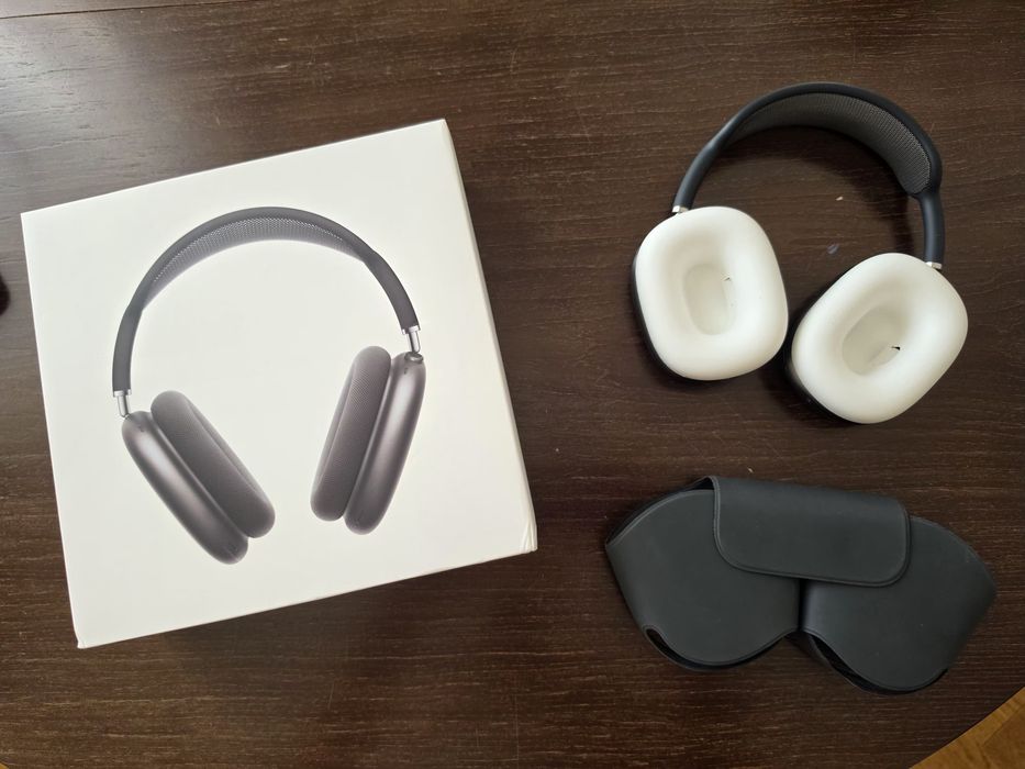 Airpods Max Space Gray lighting
