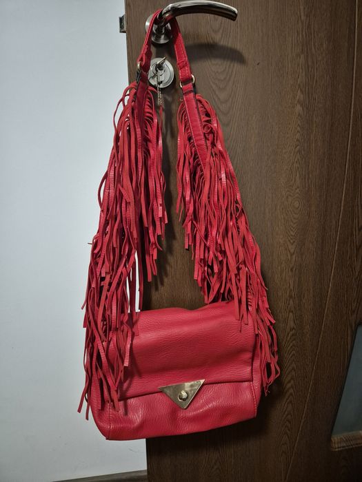 Geantă rosie cu franjuri