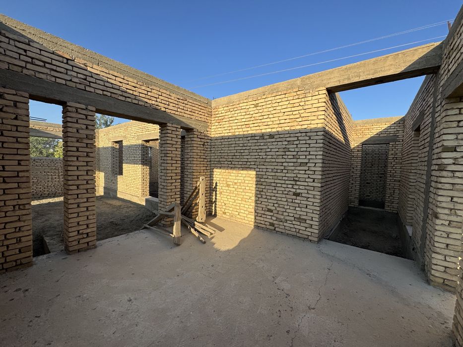 Qurilishi tugallanmagan hovli sotiladi