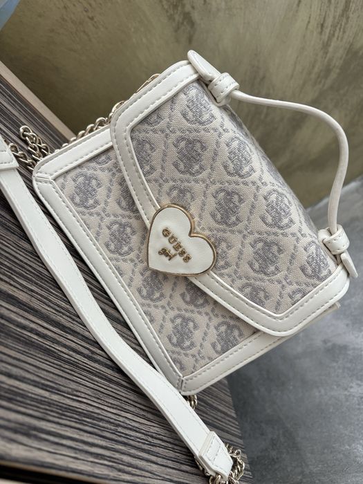 Чисто нова чанта GUESS girl