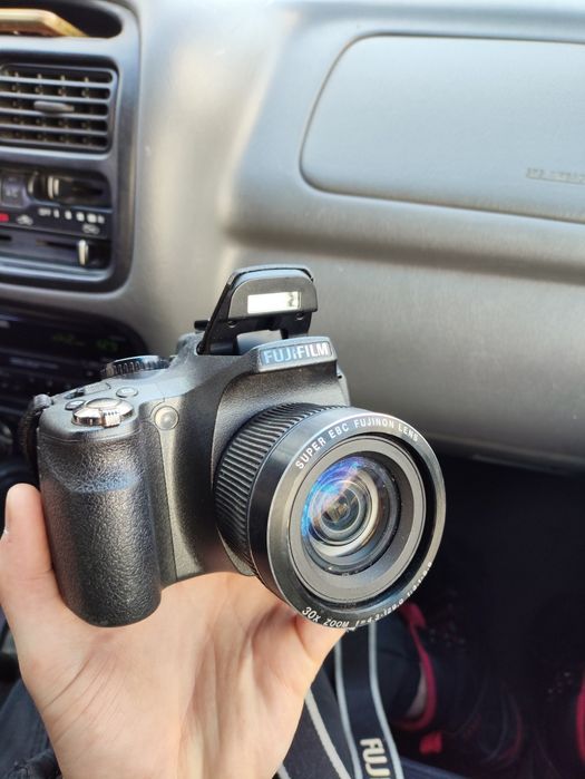 Продам б/у Fujifilm finePix SL300