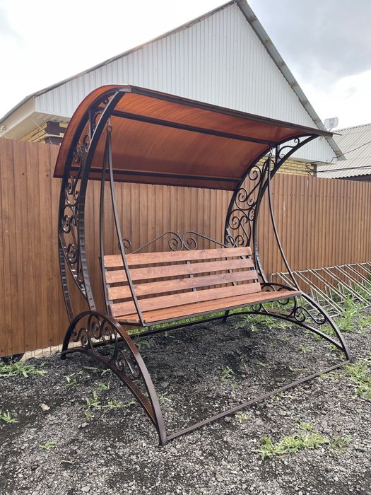 Садовая качеля из кованных элементов