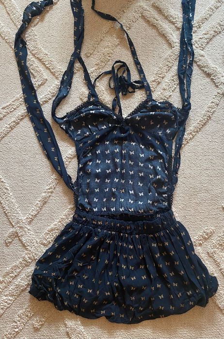 Рокля с гол гръб