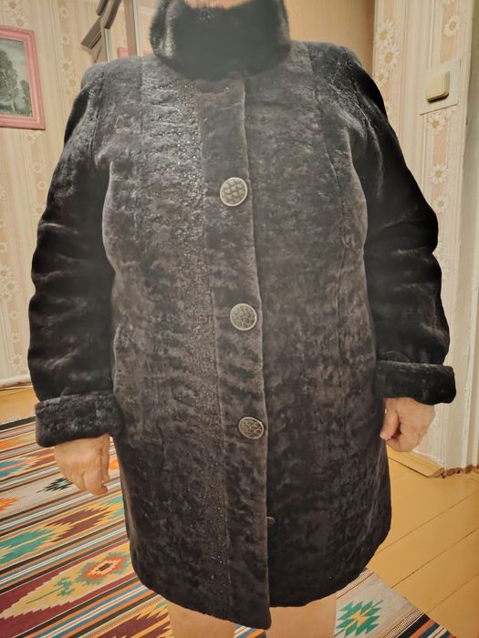 Шуба до колен чёрная