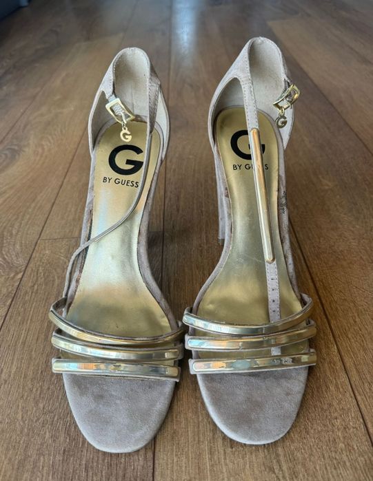 Обувки на ток, Guess