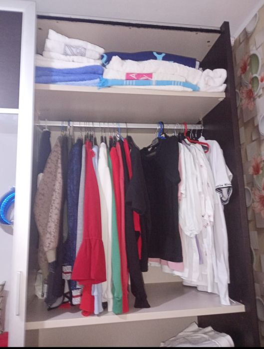 Dressing șifonier cu uși culisante și oglinda Mobexpert.