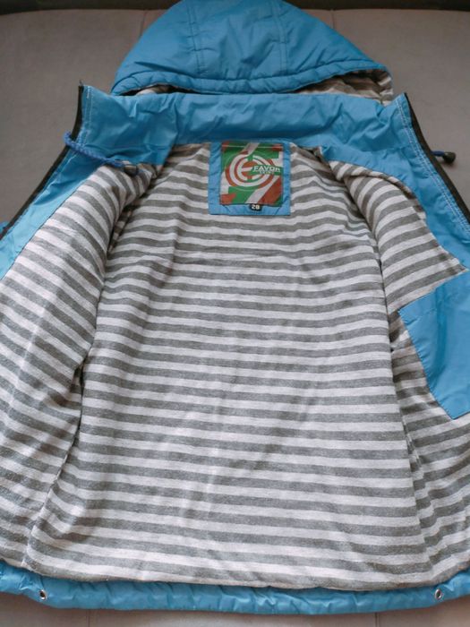 Куртка,варежки продам..