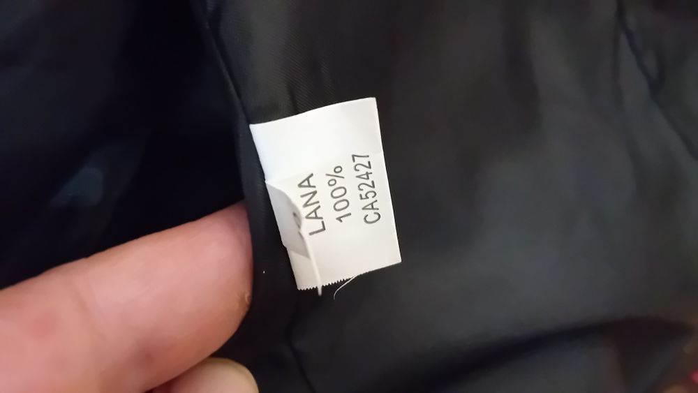 Sacoul negru cu dunga rosie, gros,  de lână