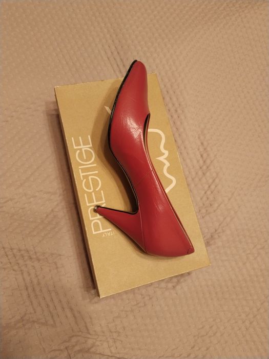 Продам красивые туфли , цвета фуксии.