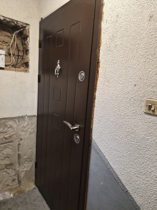 Метална входна врата