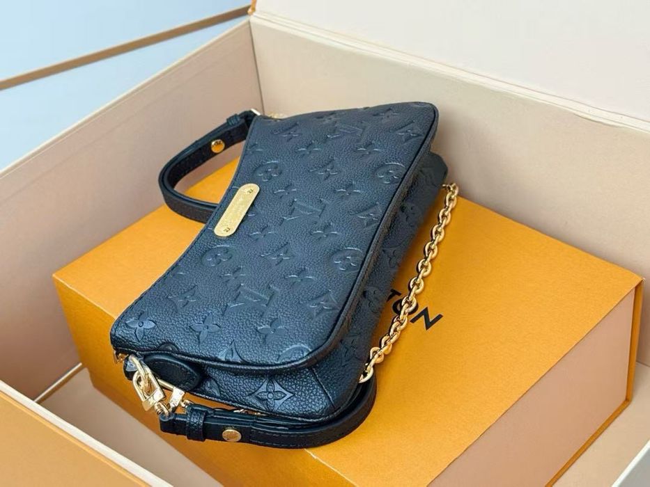 Сумка Liv Pochette Louis Vuitton LV
