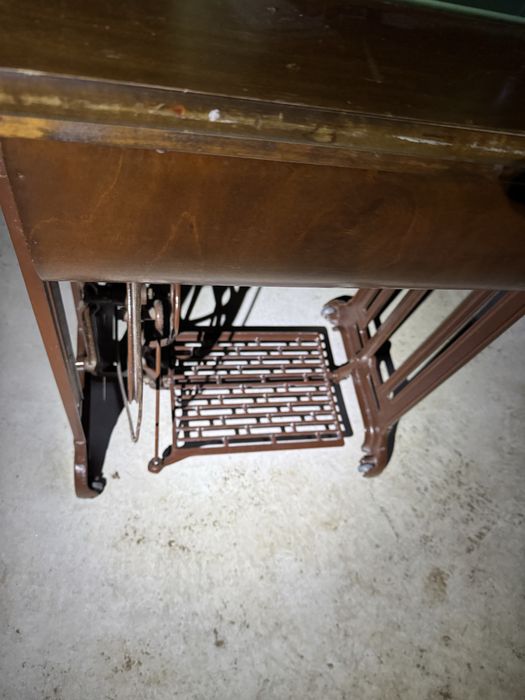 Ретро крачна шевна машина Хускварна