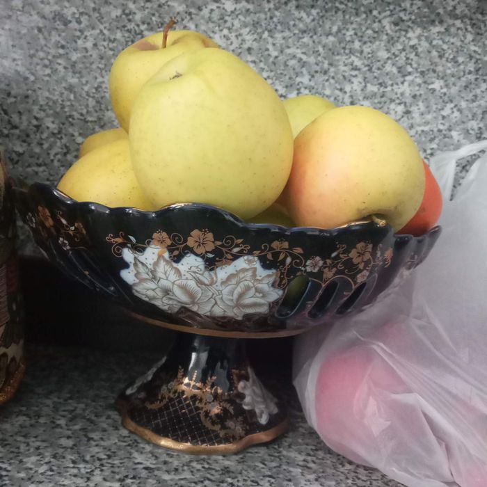 Meva oladigan idish sotiladi