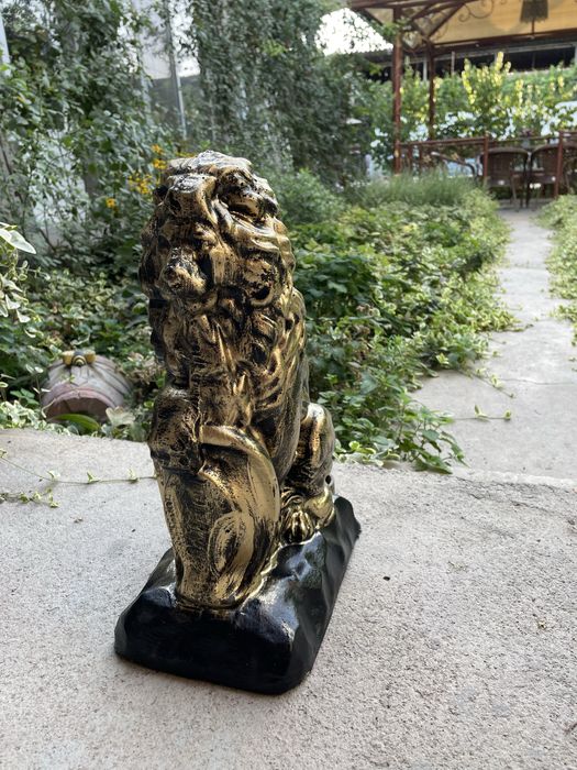 Статуэтка льва..