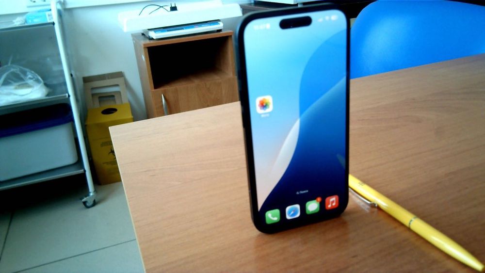 Срочно продам Айфон 16 128 черный с гарантией!