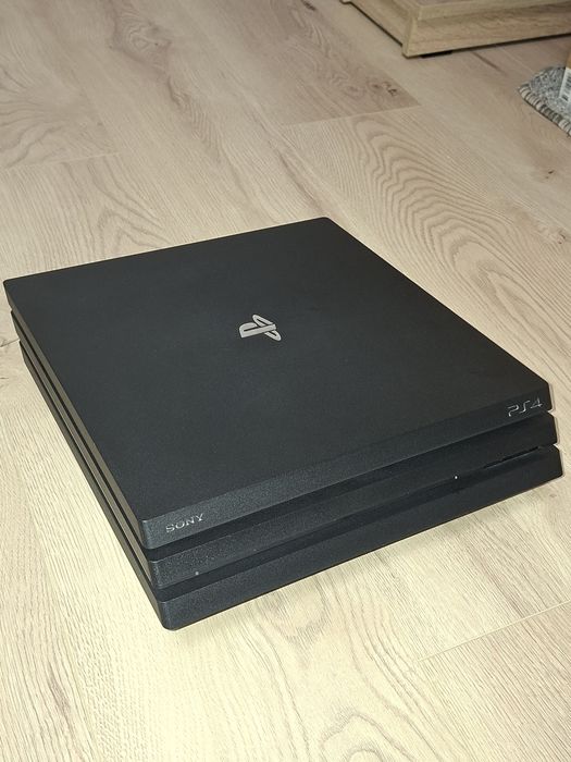 Vând PlayStation 4 PRO 1TB Stare 9/10