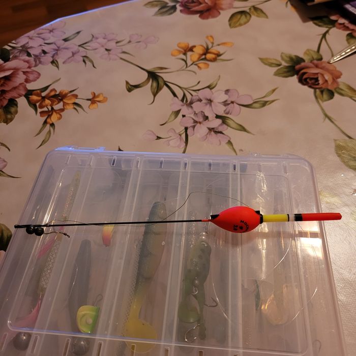 Продавам  ръкавици и примамки за риба