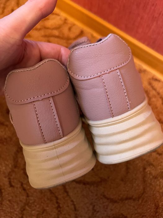 Две пары кроссовок и туфли