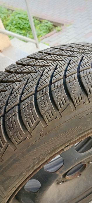Vând 2 cauciucuri de iarna Goodyear ultragrip 195/65/R15 dot 2024  pe jante Ford
Uzură extrem de mică!
Anvelopele sunt montate pe jante de tablă.