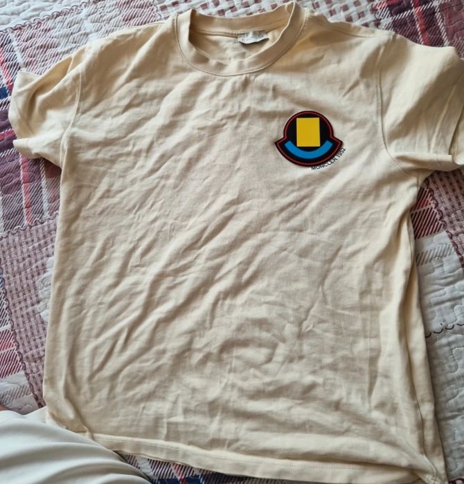 Tricou Moncler purtat