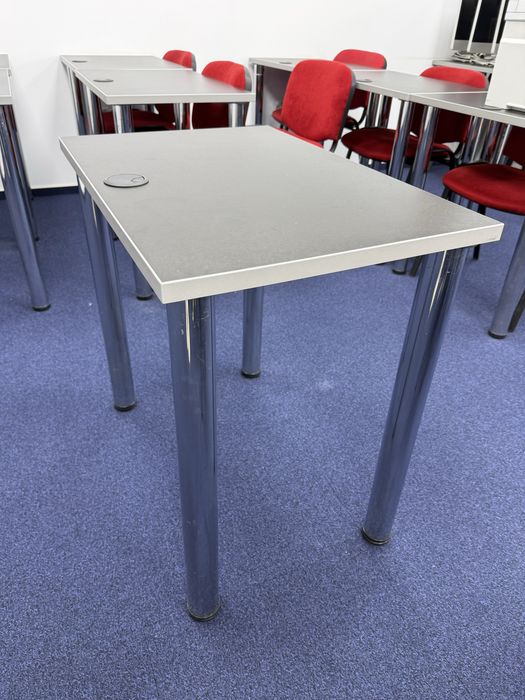 Masa neagra cu picioare argintii