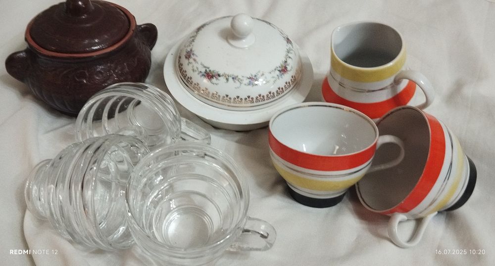 Конфетницы и минажница, стеклянные крышки, чашки