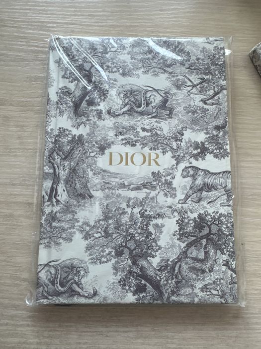 Блокнот Dior.