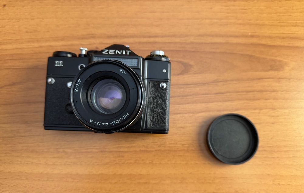 Продавам фотоапарат ZENIT 11 с обектив NELIOS-44M-4