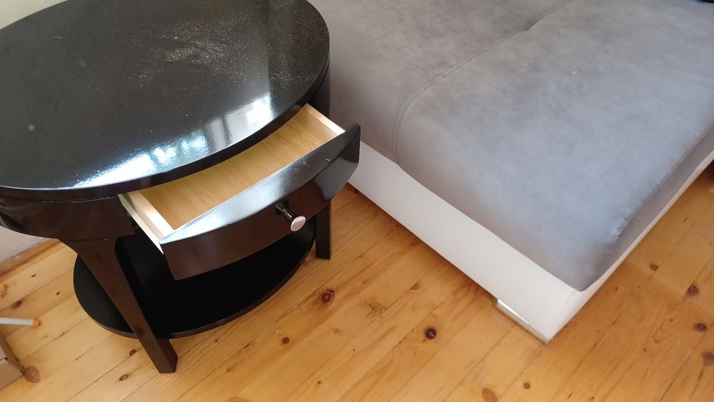 Нощни шкафчета /масички/ - масивно дърво, форма елипса, черен гланц,