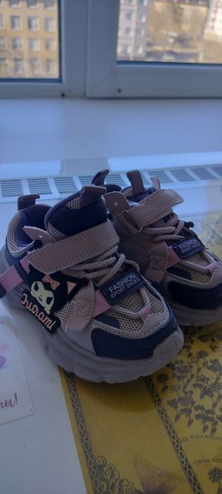 Продам кроссовки на девочку 27 р