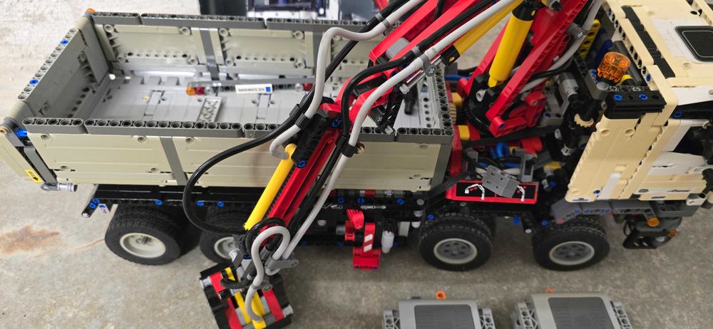 Lego Mercedes-Benz Arocs + lighting kit + 2 battery box 42043 2в1