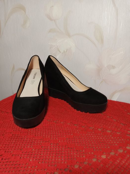 Продам чёрные замшевые туфли