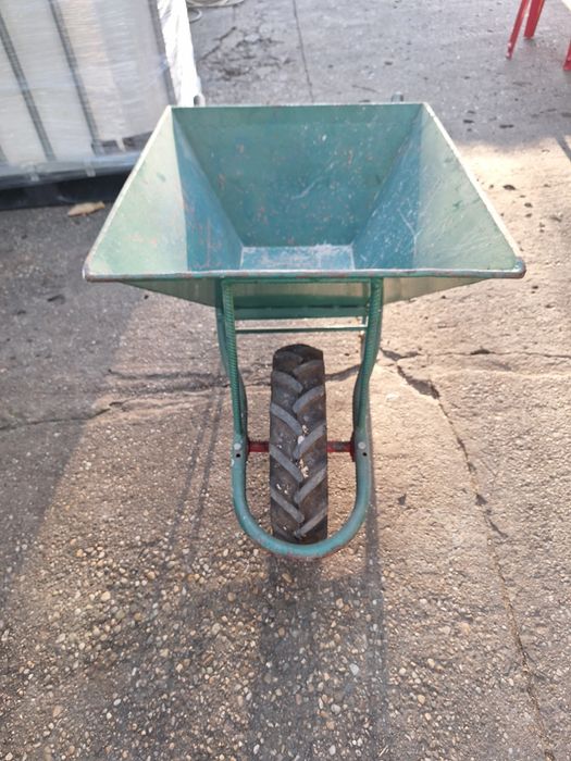 Vând roabă făcută din tablă groasă.