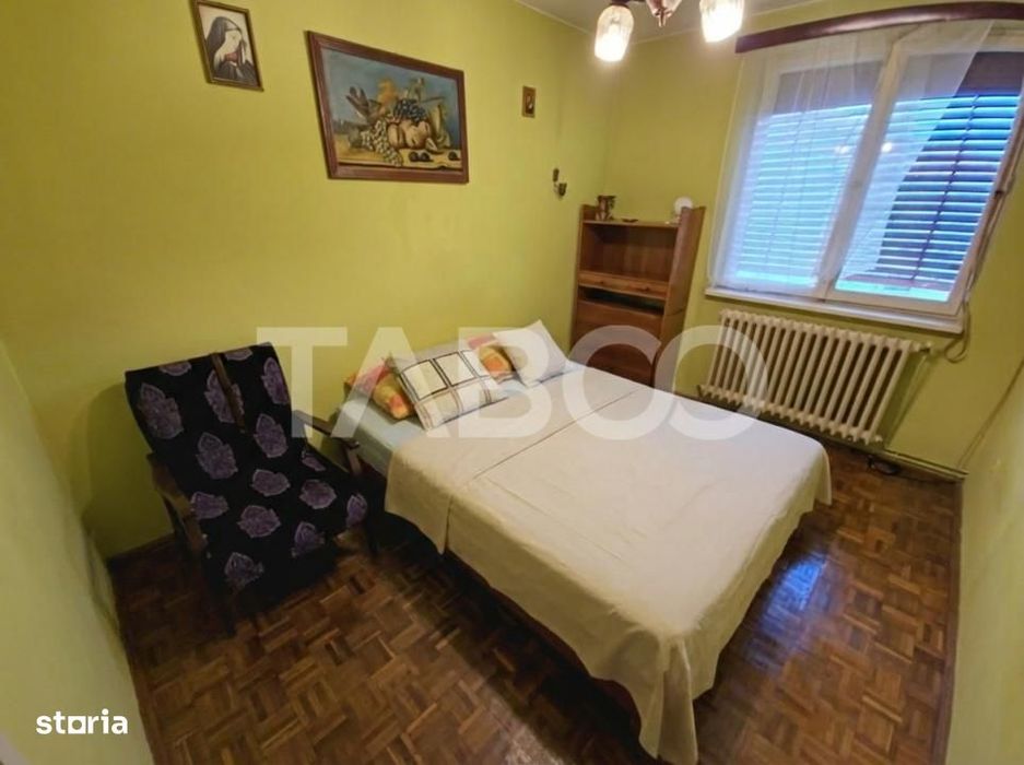 De vanzare - Apartament cu 3 camere decomandat situat in Strand