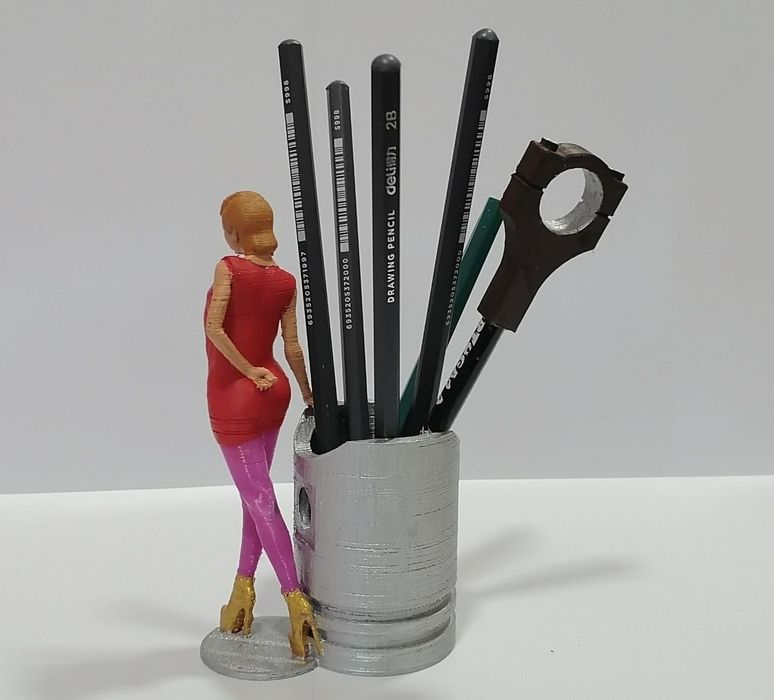 Стакан для карандашей "Девушка с поршнем" продается