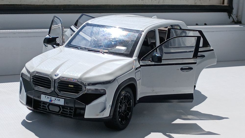 Продаю машинку,белый BMW THE XM