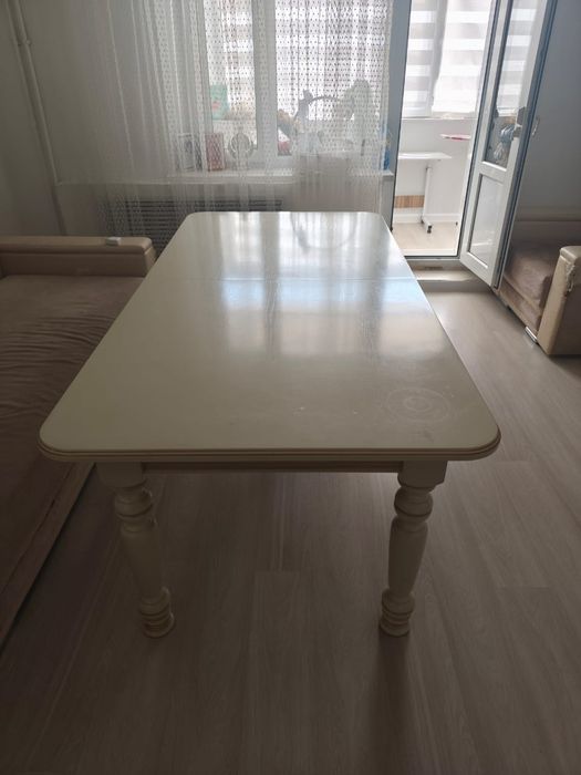 Продам гостинный стол со стульями.