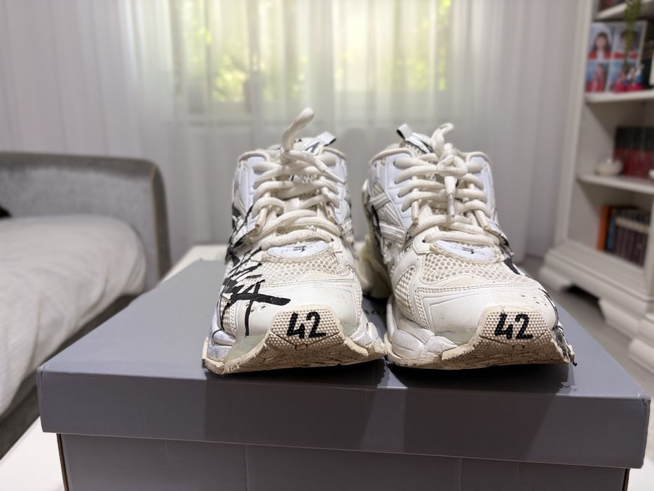 Balenciaga runner grafity