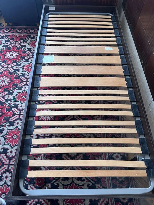 Единични легла с подматрачна рамка